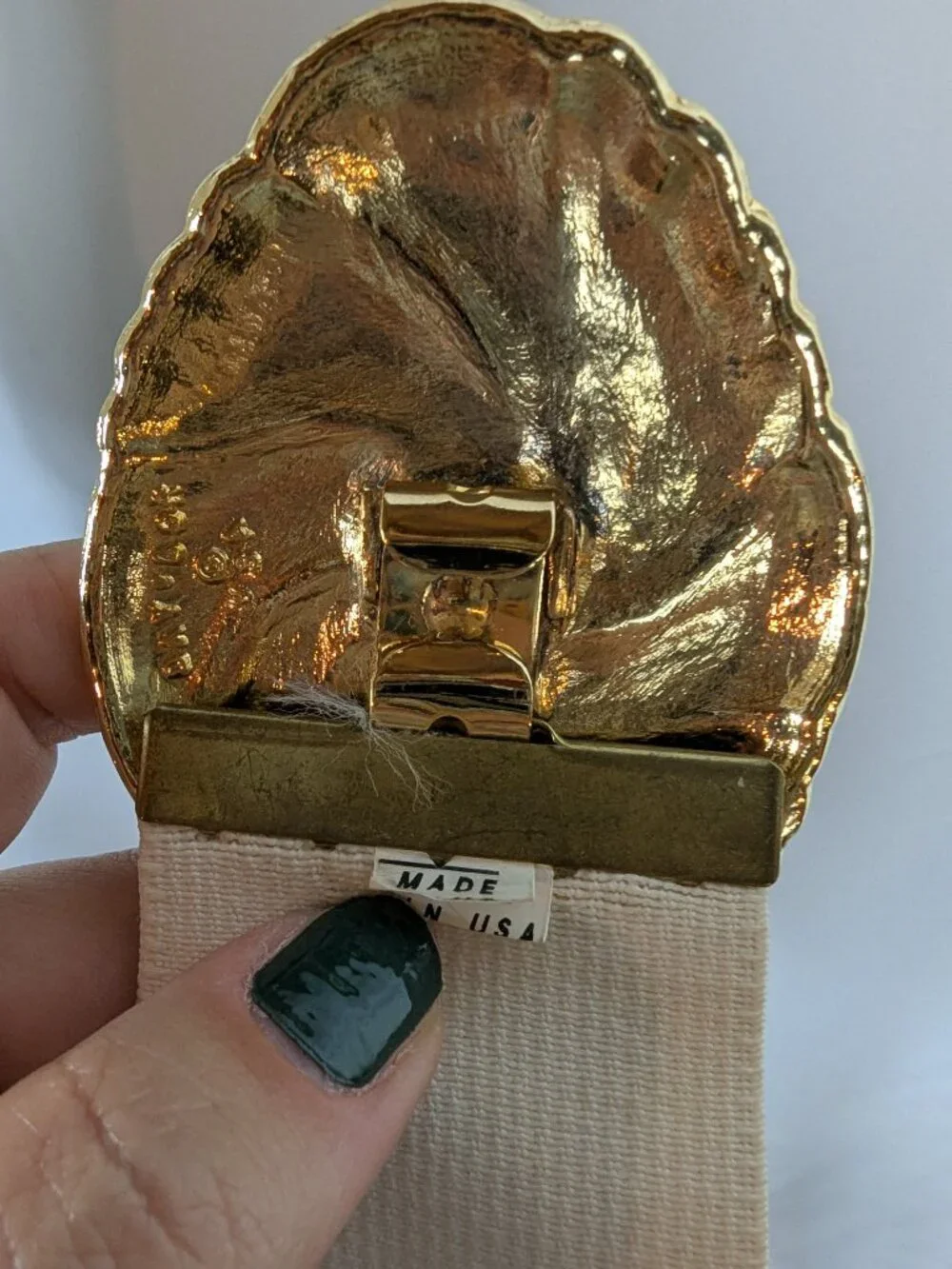Day-Lor 80s White Elastic Cinch Belt Gold Enamel Swirl Buckle USA Vintage 27